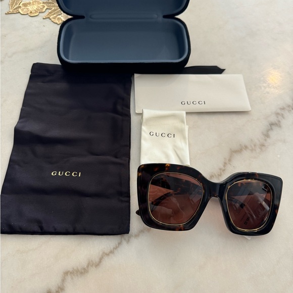 NEW GUCCI OVERSIZED SUNGLASSES main image 4